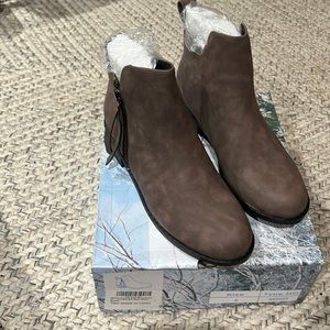 NIB-brown ankle boots size 6